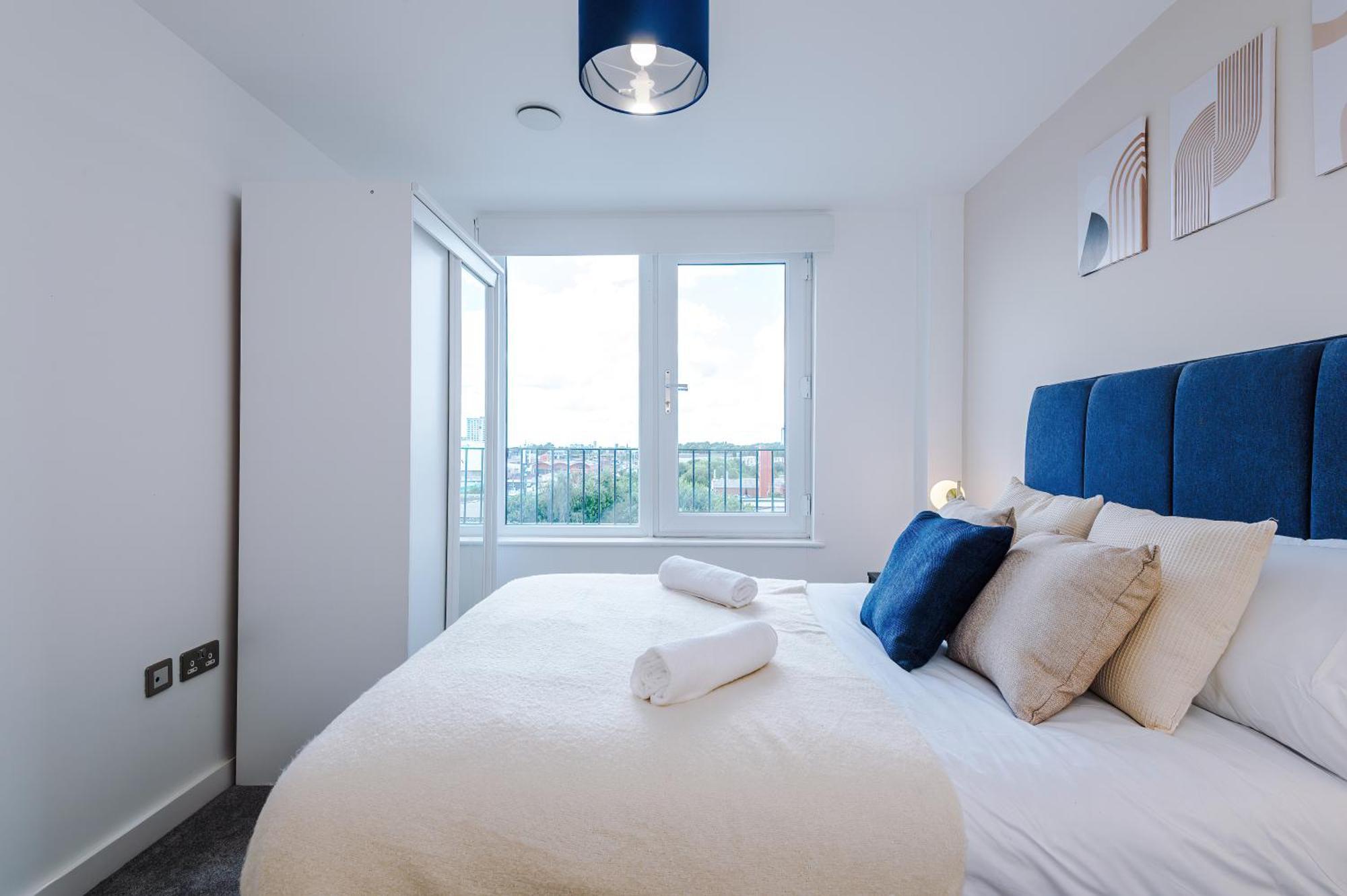 Apartment 2br Chic And Stylish In Salford, Wifi, Kitchen, Parking With View *