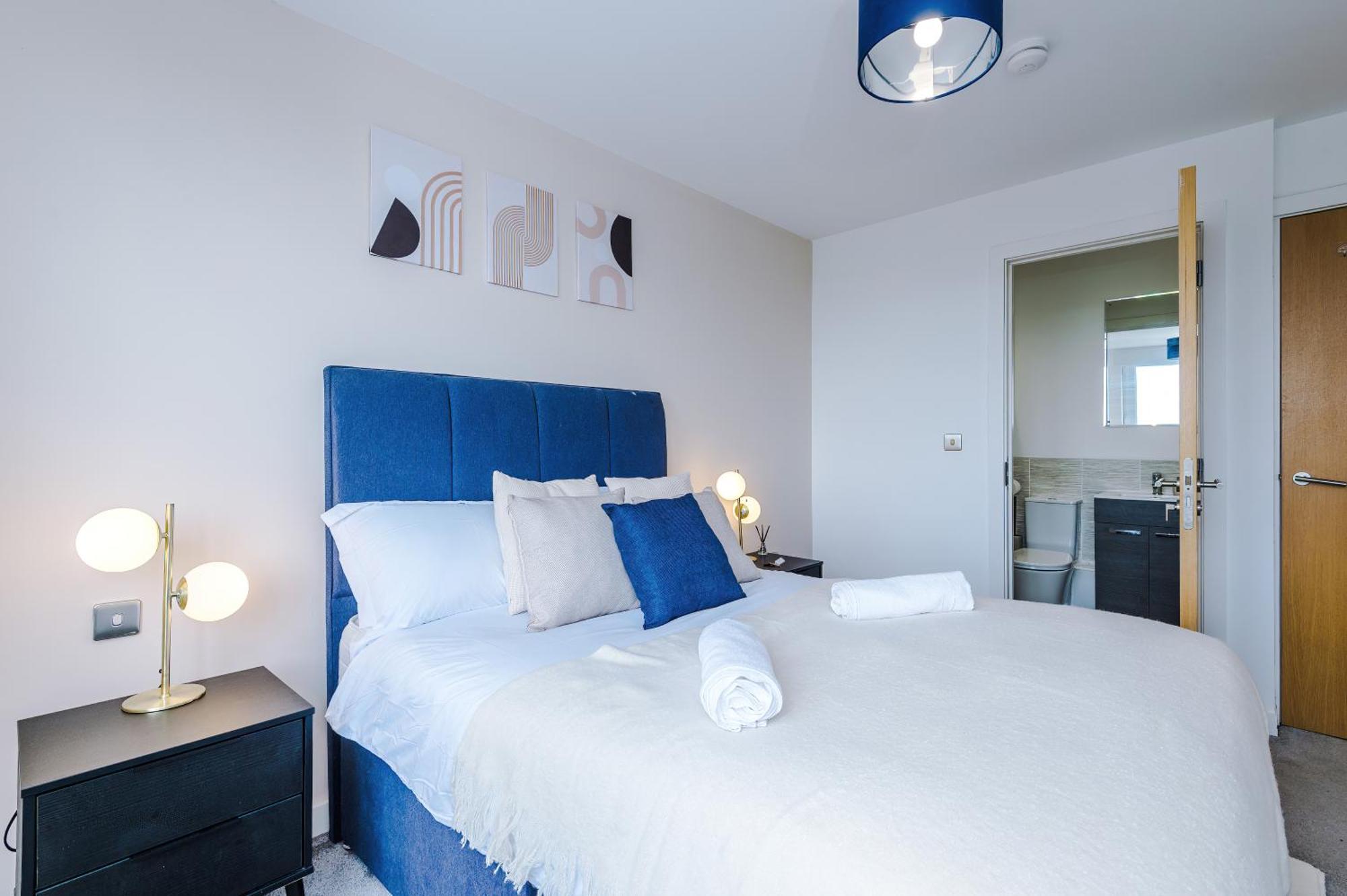 Apartment 2br Chic And Stylish In Salford, Wifi, Kitchen, Parking With View
