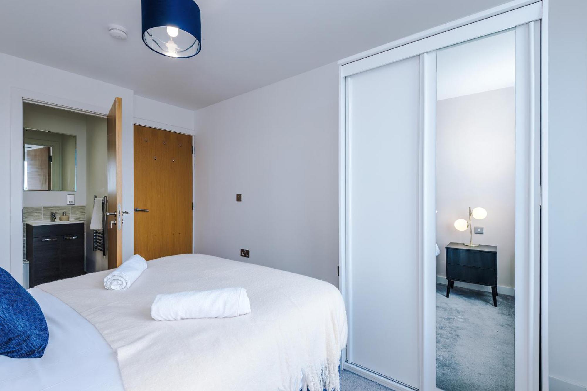 2br Chic And Stylish In Salford, Wifi, Kitchen, Parking With View * Manchester