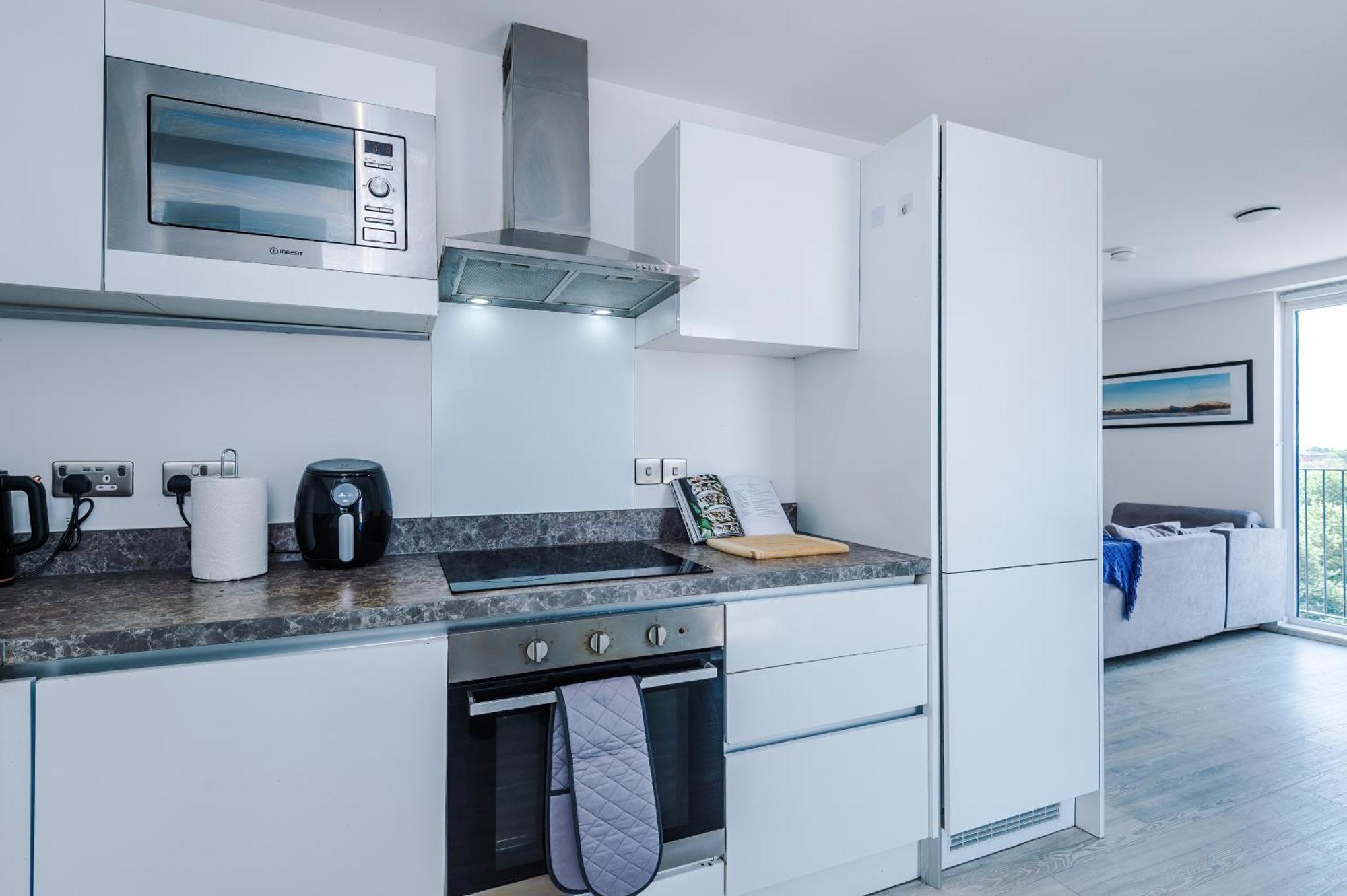 2br Chic And Stylish In Salford, Wifi, Kitchen, Parking With View