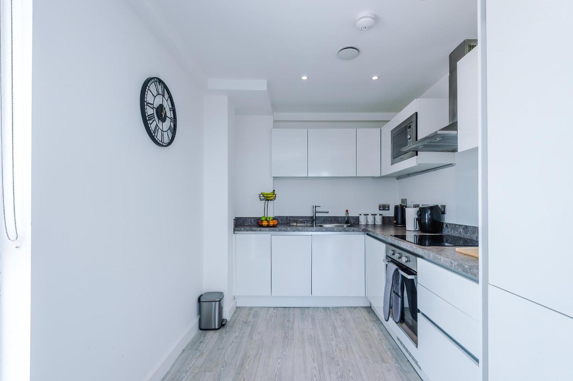 2br Chic And Stylish In Salford, Wifi, Kitchen, Parking With View Apartment Manchester