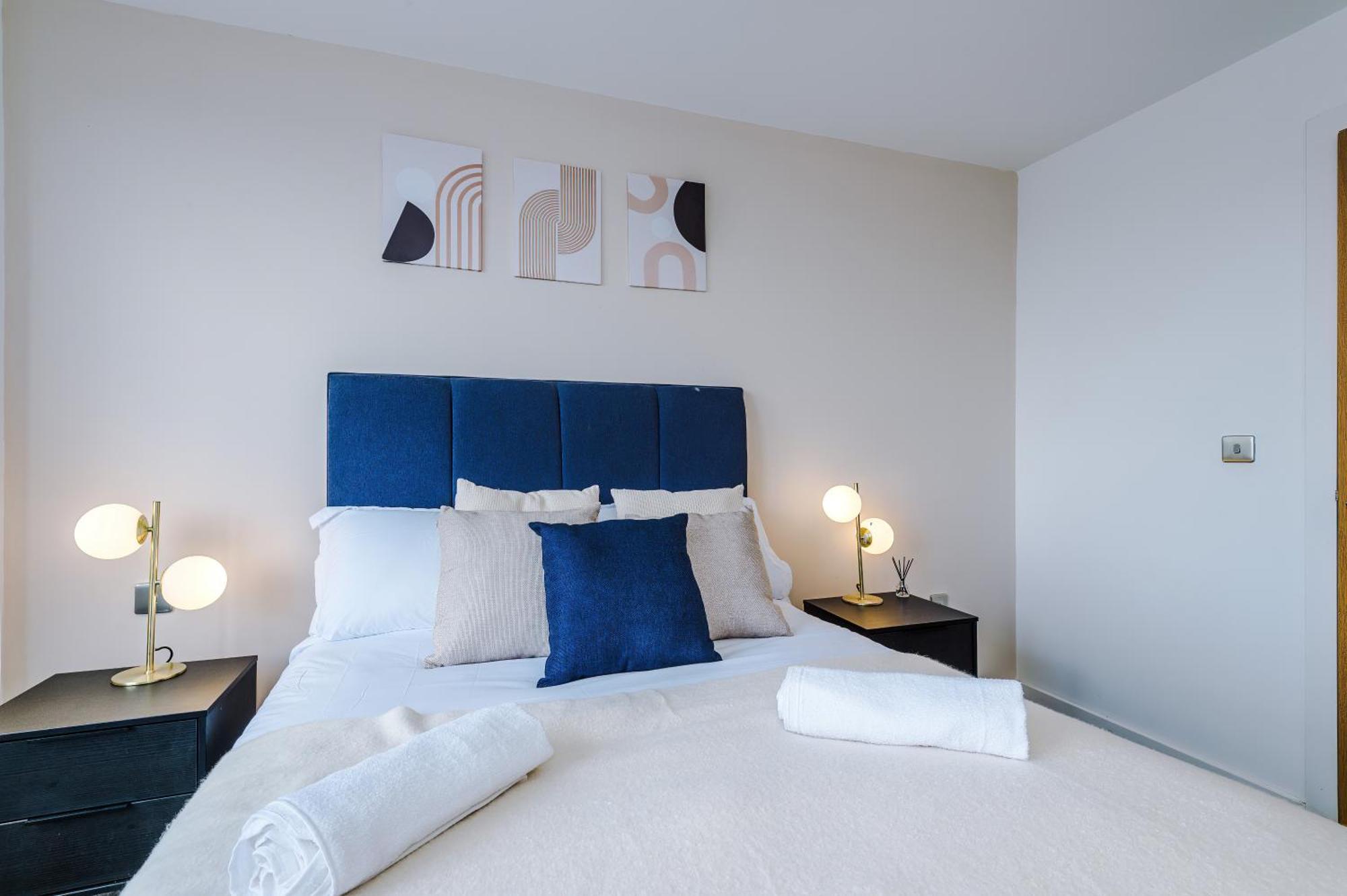 2br Chic And Stylish In Salford, Wifi, Kitchen, Parking With View Apartment