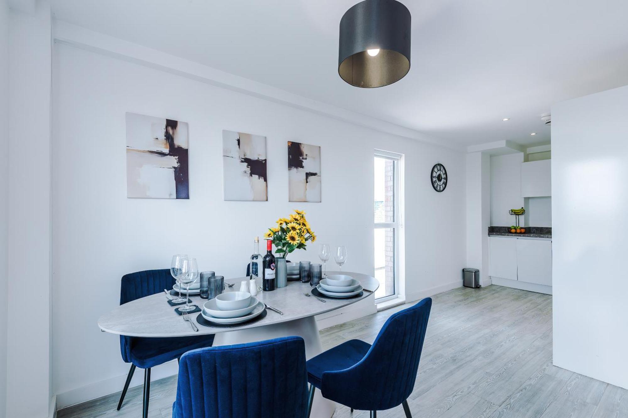 Apartment 2br Chic And Stylish In Salford, Wifi, Kitchen, Parking With View