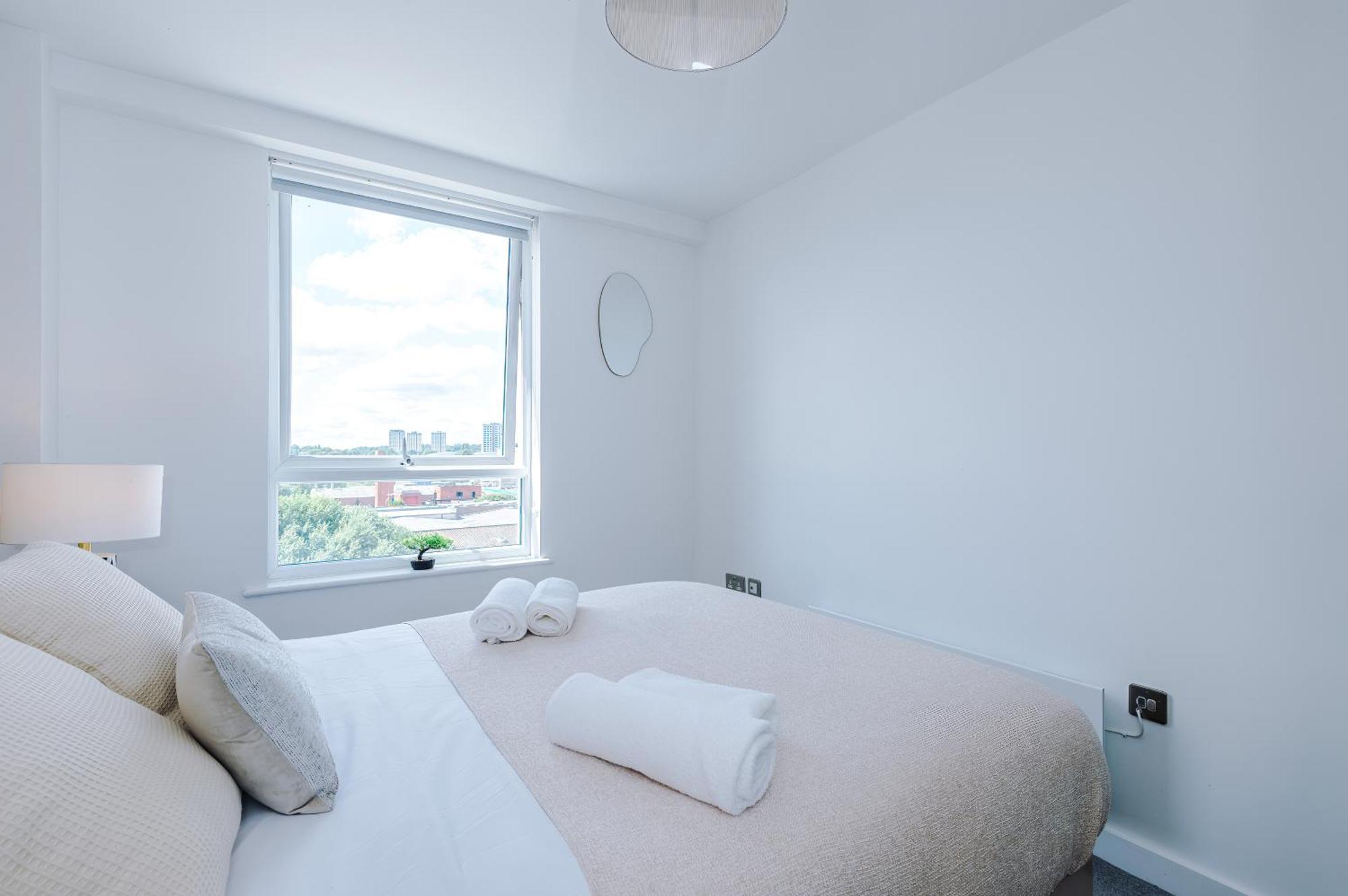 2br Chic And Stylish In Salford, Wifi, Kitchen, Parking With View Apartment Manchester