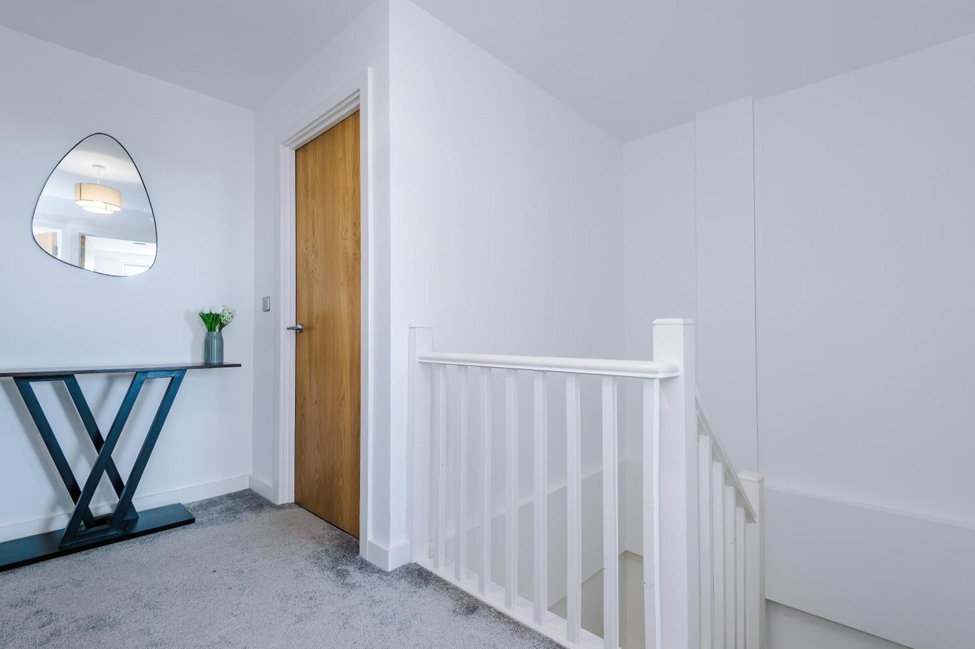 2br Chic And Stylish In Salford, Wifi, Kitchen, Parking With View Manchester