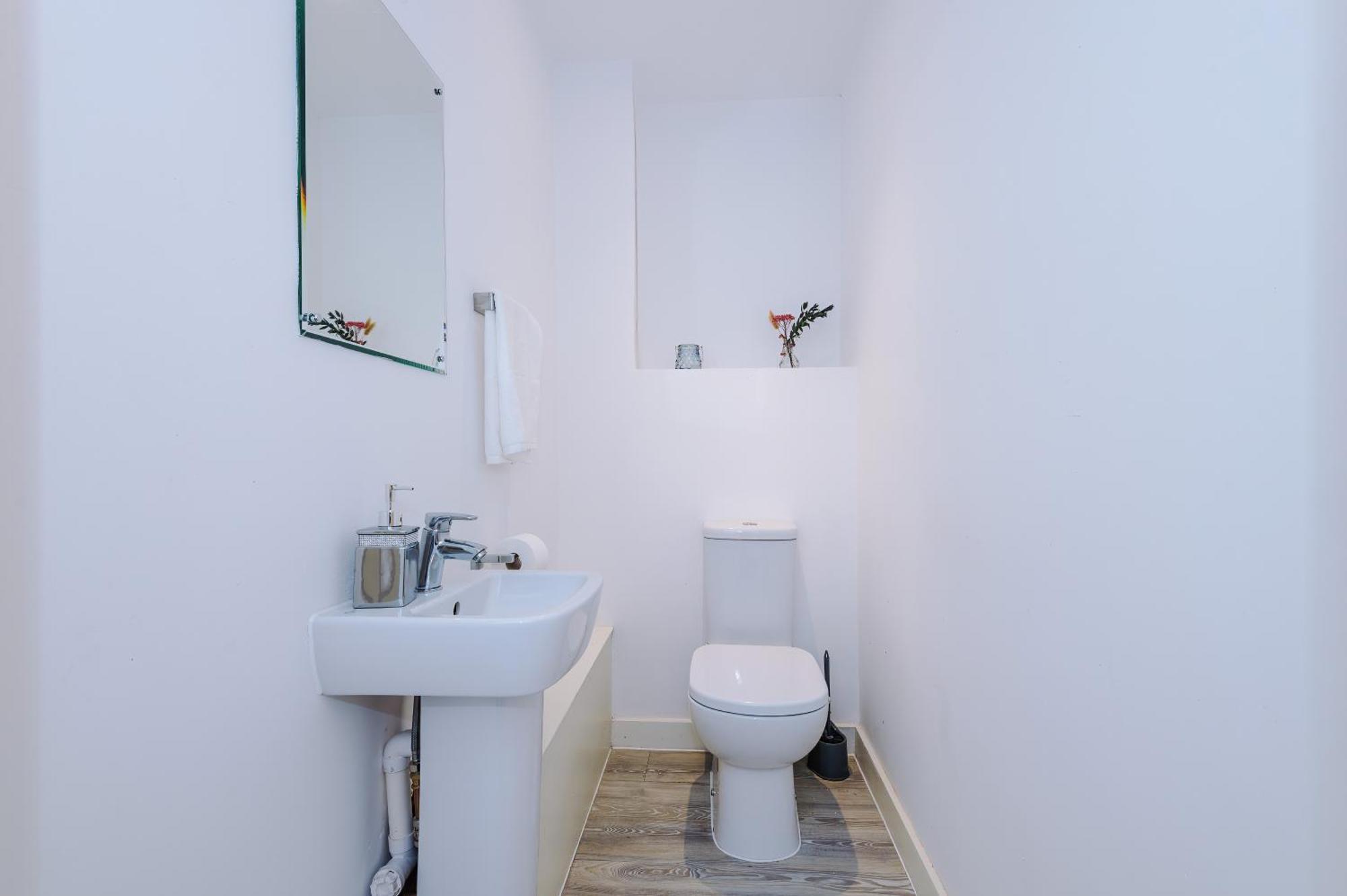 2br Chic And Stylish In Salford, Wifi, Kitchen, Parking With View